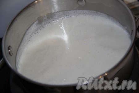 Молоко налить в кастрюлю, довести до кипения и выключить огонь.
