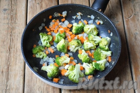 Морковь и лук должны стать мягкими, а капуста брокколи должна оставаться слегка хрустящей. 