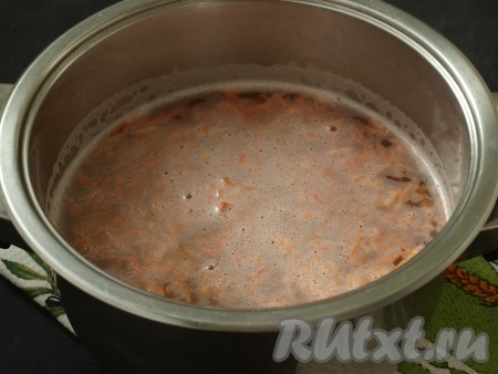 В кастрюлю налить воду и довести до кипения. Натереть на тёрке очищенную морковь и добавить в кипящую воду.