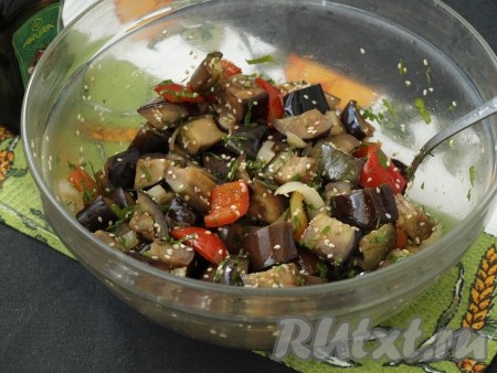 Измельчить укроп и петрушку, добавить в салат из баклажанов с соевым соусом, тщательно перемешать и дать остыть.
