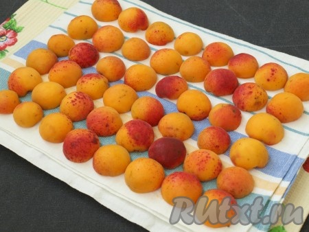 Срезом вниз разложить половинки абрикосов на чистое кухонное полотенце, для того чтобы окончательно ушла влага.
