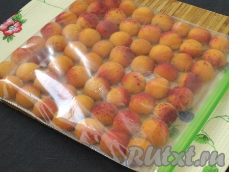 После этого сложить половинки абрикосов в один слой в пакет с застёжкой, поместив его предварительно на досочку.

