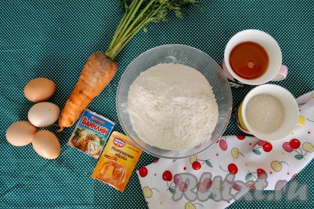 Подготовить необходимые ингредиенты для приготовления морковного кекса в мультиварке.
