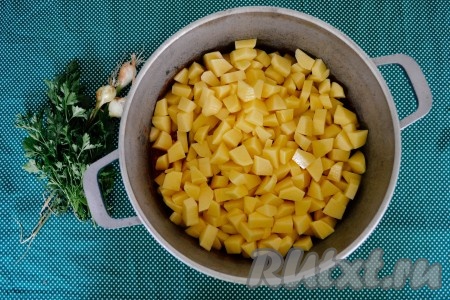 Картофель очистить, вымыть, нарезать небольшими кубиками и добавить в казан.
