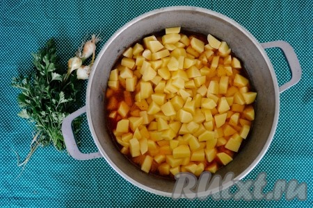 Влить воду, накрыть крышкой и тушить до полного приготовления картофеля. 