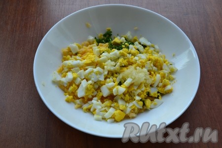 Вареные яйца очистить, порубить ножом и добавить к сыру вместе с пропущенным через пресс чесноком.