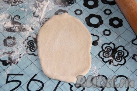 Теперь начнем формовку будущих пирожков с джемом. С помощью скалки раскатать тесто в овал (не тонко).

