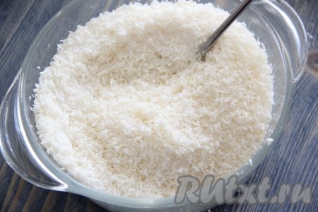 Для приготовления начинки соединить кокосовую стружку, сахар и ванильный сахар, тщательно перемешать.