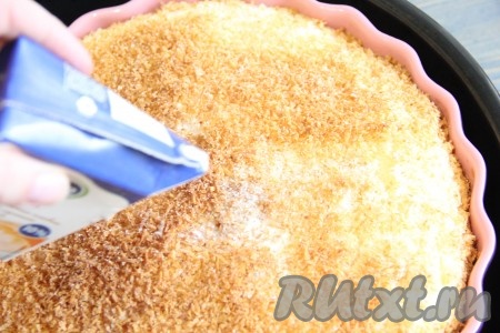 Горячий кокосовый пирог полить сливками и полностью остудить. Перед подачей можно поставить выпечку в холодильник на 1-2 часа.