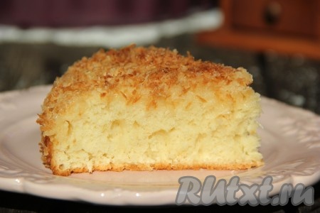 Нежный, тающий кокосовый пирог со сливками нарезать на кусочки и подать к столу.
