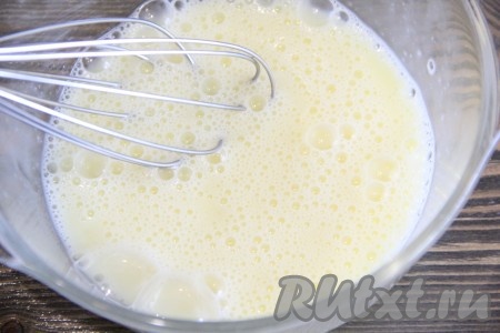 Яйца в отдельной тарелке взбить с помощью венчика.