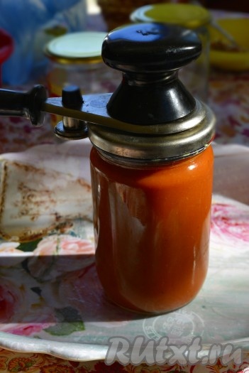 Горячий томатный кетчуп, приготовленный с добавлением слив и яблок, разливаем по баночкам и закручиваем. Из данного количества продуктов получилось 3 баночки по 0,7 литра и немного осталось на пробу.
