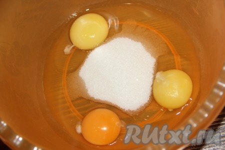 Яйца соединить с сахаром и солью в глубокой миске.