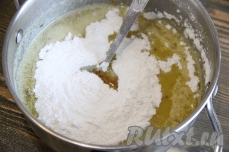 Затем снять сотейник с огня (если вы обжаривали кунжут) и добавить сахарную пудру, хорошо перемешать.
