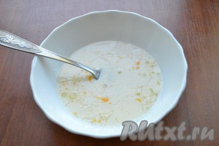 Молоко должно быть тёплым, поэтому перед замешиванием теста его нужно немного подогреть на плите (или в микроволновке). В миску влить тёплое молоко, добавить растительное масло и яйцо, всыпать соль, хорошо перемешать.