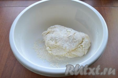 Добавляя понемногу муку и полностью вмешивая её, учитывайте, что тесто для вареников должно быть плотным и не липнуть к рукам. Тесто нужно хорошо вымесить.