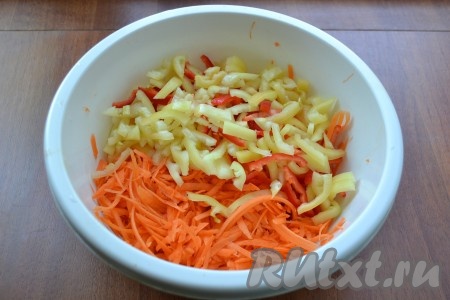 Очищенную морковь, натерев на крупной терке, добавить к нарезанному соломкой сладкому болгарскому перцу.