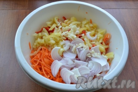 К моркови и перцу добавить нарезанный тонкими перьями репчатый лук и измельченный чеснок.
