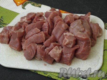 Мясо нарезать кусочками поперёк волокон, по желанию, мясо можно отбить.