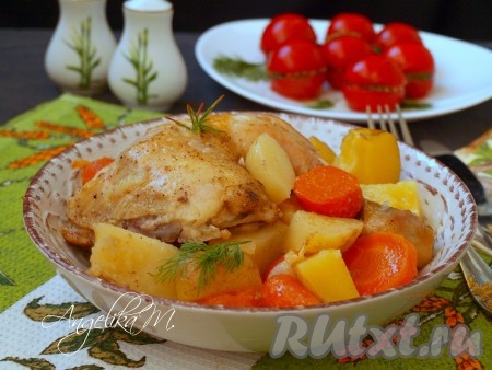 Подать сочные, вкуснейшие окорочка с картошкой, приготовленные в рукаве в духовке, к столу со свежими овощами.