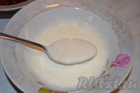 В сметану добавляем сахар по вкусу, чтобы она стала достаточно сладкой.