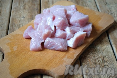 Нарезать мясо на одинаковые порционные кусочки размером, примерно, 3 на 3 сантиметра. 
