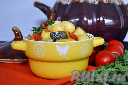 Нежные и сочные, ароматные и очень вкусные кабачки, приготовленные с картошкой и помидорами в духовке, подавать на стол в теплом виде.
