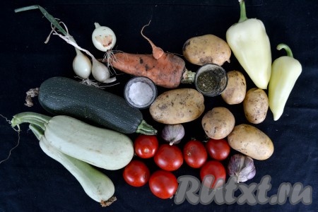 Подготовить необходимые ингредиенты для приготовления кабачков с картошкой и помидорами в духовке.