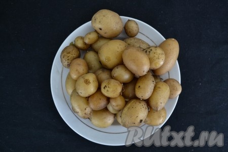 Картофель отварить "в мундире" до готовности в слегка подсоленной воде (готовый картофель должен легко прокалываться вилкой).
