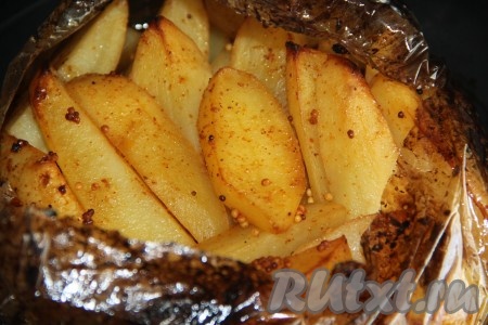 Готовый картофель покроется красивой золотистой корочкой, а аромат какой! Вынуть противень из духовки, аккуратно разрезать рукав и переложить запеченный картофель на тарелку. 
