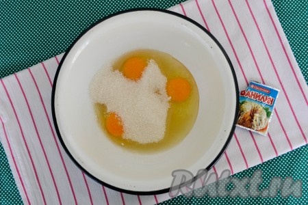 В глубокую миску влить кефир, добавить куриные яйца, всыпать ванилин и сахар.