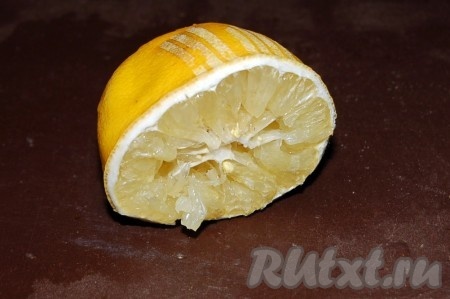 Выжать лимонный сок