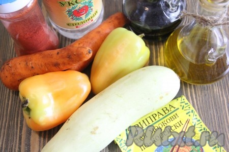 Подготовить овощи и специи для приготовления кабачков с болгарским перцем и морковью по-корейски.