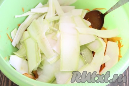 Кабачки вымыть и нарезать тонкими слайсами с помощью овощечистки. Добавить кабачки к овощам.
