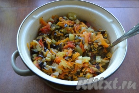 Выложить овощи со сковороды в кастрюлю к баклажанам, перемешать.
