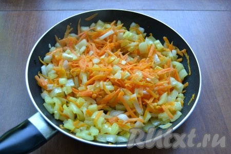 Выложить баклажаны в кастрюлю, в сковороду влить оставшееся масло и выложить лук, перец и морковь. Обжаривать овощи на среднем огне до мягкости (в течение 5-6 минут), периодически помешивая.
