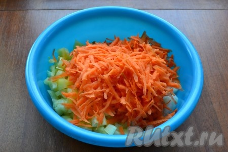 К луку и болгарскому перцу добавить очищенную морковь, натертую на крупной терке.
