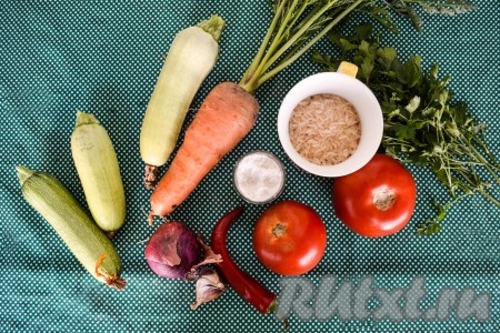 Подготовить необходимые ингредиенты для приготовления кабачков, тушеных с рисом и овощами.