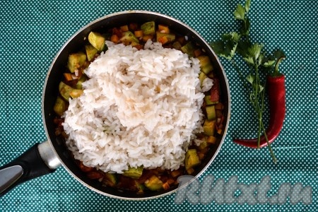 Выложить рис в сковороду к кабачкам, тушеным с овощами.
