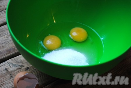 Яйца вбить в миску, добавить ванильный сахар и сахар. 
