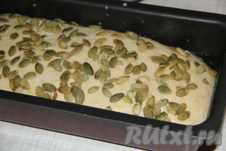 Затем посыпать хлеб семенами тыквы. Поставить форму в разогретую духовку и выпекать, примерно, 30-35 минут при температуре 200 градусов.