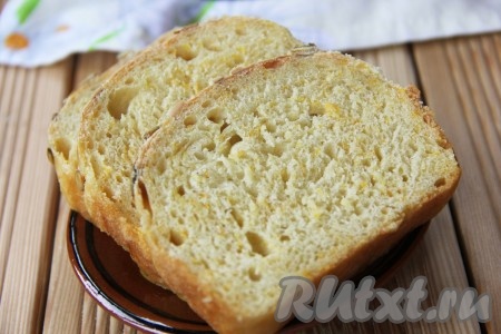 Тыквенный хлеб слегка остудить и достать из формы. Остудить хлеб на решётке. В разрезе хлебушек получается очень красивым, не рассыпается при нарезании. Хлеб из тыквы, испеченный по этому рецепту, наверняка, понравится многим.
