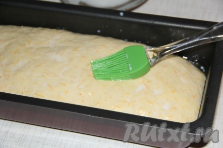Хлеб хорошо поднимется. Смазать верх теста молочком или водичкой с помощью силиконовой кисти. 