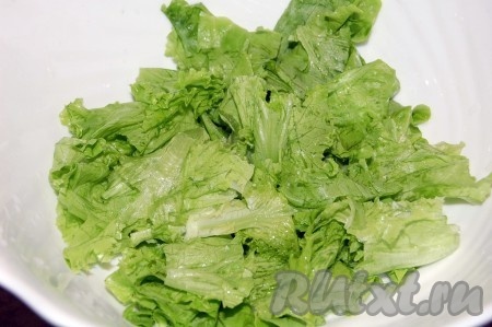 Салат листовой вымоем, обсушим, нарвем или нарежем в миску.