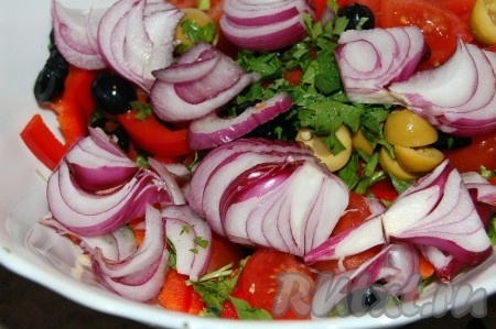 Отправляем красный лук в овощной салатик.