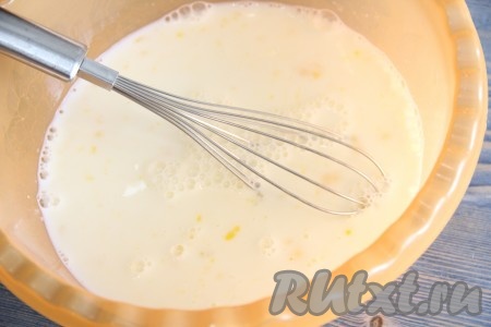 В миску влить молоко, добавить яйца, сахар и соль, слегка перемешать.