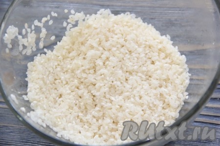 Приготовить рис для суши. Рис хорошо промыть под проточной водой. Затем сварить рис в соответствии с инструкцией на упаковке. По желанию, заправить готовый рис рисовым уксусом и полностью остудить. 

