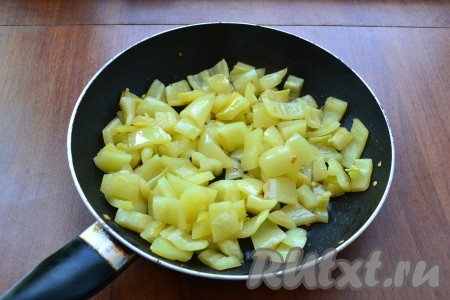Болгарский перец очистить от семян. В сковороду влить немного растительного масла, обжарить болгарский перец, нарезанный кусочками, на среднем огне, помешивая, около 10 минут под прикрытой крышкой.