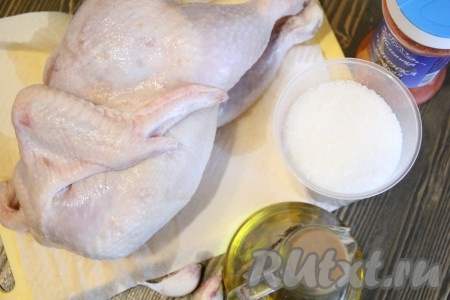 Подготовить продукты. Если используете замороженного цыплёнка, тогда предварительно разморозьте его при комнатной температуре.