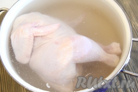 Цыпленка поместить в кастрюлю, полностью залить его холодной водой и поставить на 2-3 часа в холодильник.
